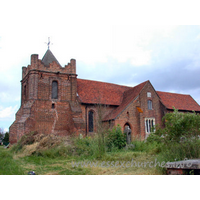 All Saints, East Horndon Church – Exterior 4: Here on the S side of the church, we can clearly see the S transept, with its sloping roof encompassing the upper storey of the transept. A similar arrangement is in place on the N side.