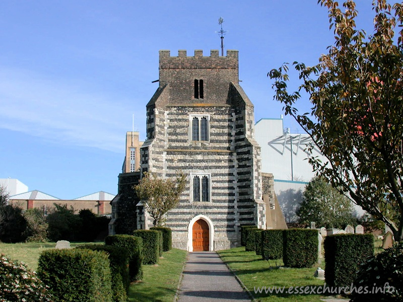 St Clement, West Thurrock Church – This view from the Southeast is, to be perfectly honest, a big disappointment, once one has had the joy of seeing the W tower. The S chapel is largely constructed from red brick, and does not blend successfully with the rest of the building.